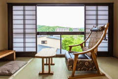 【客室】川側和室 －リバービュー－ [一例]　眼下にゆったり流れる川、その奥には自然豊かな山々が