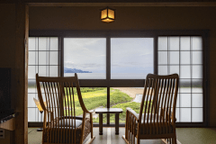 【客室】船首和室　－オーシャンフロント・キャプテンズキャビン－　窓一面に広がるのは雄大な日本海（海側）