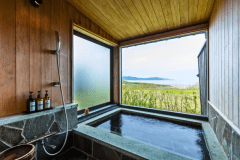 【客室】温泉露天風呂付和室　－オーシャンフロント－　浴室 [一例]　眼下に広がる日本海と温泉を独り占め