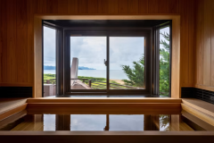 【客室】船首和室　－オーシャンフロント・キャプテンズキャビン－　浴室［一例］　2024年7月温泉展望風呂へリニューアル、眺望も◎