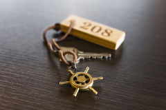 【客室】ルームキーには舟の舵輪のチャーム付き［一例］