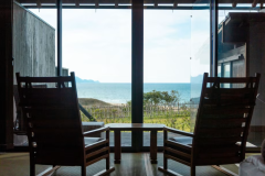 【客室】温泉露天風呂付和室　－オーシャンフロント－　縁側 [一例]　縁側に出て、波音と海風を愉しむ