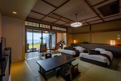 【客室】温泉露天風呂付和室　－オーシャンフロント－　縁側 [一例]　縁側に出て、波音と海風を愉しむ