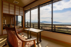 【客室】温泉展望ヒノキ風呂付和室-ベッド付　－オーシャンフロント－ [一例]　夕刻には美しい夕景を客室や温泉ヒノキ風呂から占有