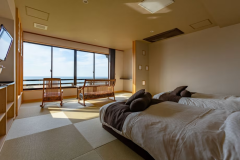 【客室】温泉展望ヒノキ風呂付和室-ベッド付　－オーシャンフロント－ [一例]　夕刻には美しい夕景を客室や温泉ヒノキ風呂から占有