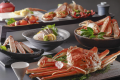 【夕食・冬】山陰松葉蟹付カニ会席［一例］山陰松葉蟹はお一人様に半身　※タグ色は仕入れ漁港により異なります