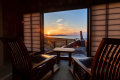 【客室】船首和室－デッキ付　－オーシャンフロント・フォアキャビン－　客室から望む夕日