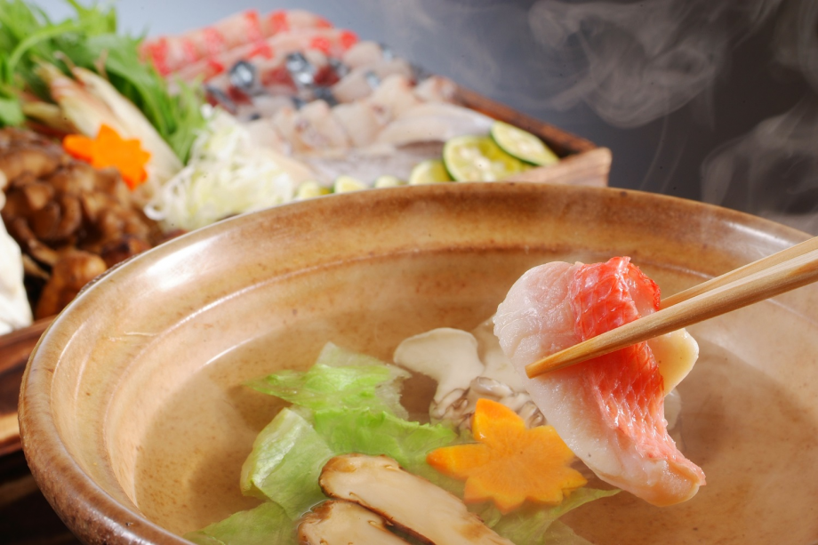 魚しゃぶは魚の旨味がギュッと詰まった特製魚出汁に潜らせ旨味倍増[一例]
