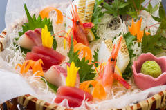 たっぷりのカニ料理の合間に、新鮮魚介の造りでカニ(箸)休め[一例]