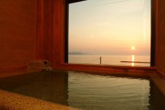 1日4組様限定♪展望温泉石風呂客室からは、絶景夕日を独り占め 1日4組様限定♪展望温泉石風呂客室からは、絶景夕日を独り占め