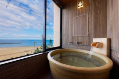 【南館】海一望 3階 信楽焼風呂付客室 お風呂から海が一望できます。 【南館】海一望 3階 信楽焼風呂付客室 お風呂から海が一望できます。