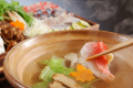 魚しゃぶは魚の旨味がギュッと詰まった特製魚出汁に潜らせ旨味倍増[一例]