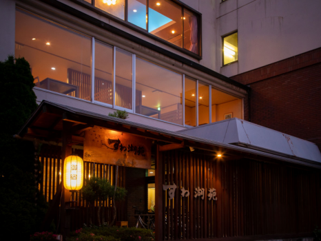 【玄関】夜間には正面玄関を照らします。
