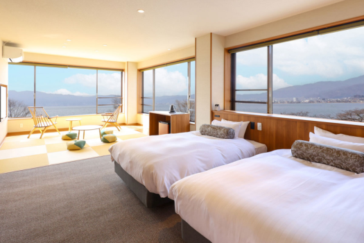 【温泉展望風呂付き客室■302】角部屋のお部屋。窓には諏訪湖の景色が広がります