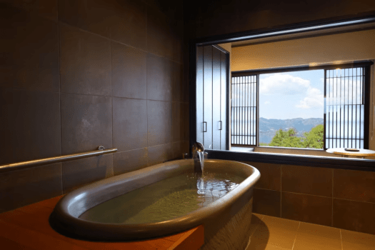 【コンフォートツインルーム■311】窓越しに諏訪湖を望めます。※温泉ではありません