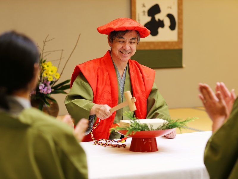 お祝いの席を華やかに盛り上げる鏡開き お祝いの席を華やかに盛り上げる鏡開き