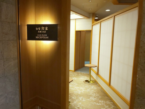 チェックインは専用レセプションをご用意しております。
（場所：フロントカウンター左側）