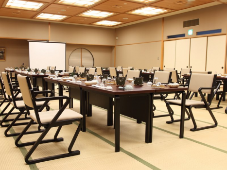 宴会場（16名様以上）ご高齢の方にも安心してご利用いただける高座椅子をご用意いたします。