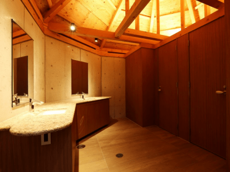 BBQテラスには新しくてきれいなトイレも完備。女性やお子様にも安心してお過ごしいただくことができます。