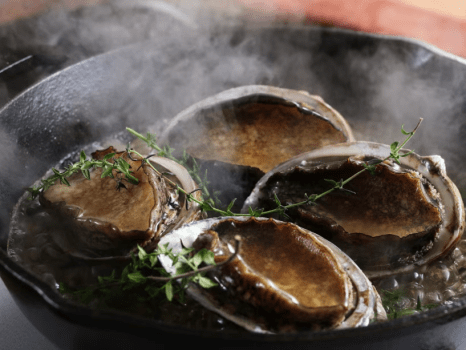 鮑の白ワイン蒸し　※写真は４人前のイメージ