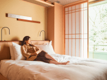 コンパクトでありながらゆっくりお寛ぎいただける一人旅に適したお部屋を完備。和モダンの落ち着いた空間で、ゆっくり読書でもいかがでしょうか。