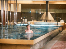 大人のためのアクアリラクゼーション「アクアテラス」。歩行プールや５種のサウナなど、多彩な癒しをご提供。