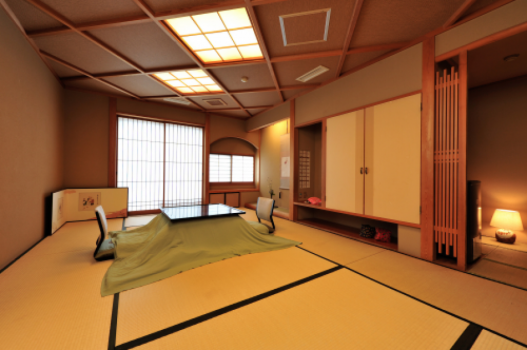 古き良き趣のある本館客室「榀（しな）」