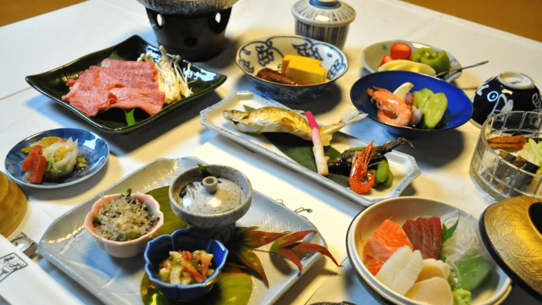 飛騨牛メインの当館自慢の和風会席。ぜひ一度ご賞味ください。