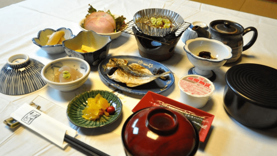 和定食の朝食です。飛騨高山名物自家製朴葉味噌が好評です