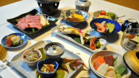 飛騨牛メインの当館自慢の和風会席。ぜひ一度ご賞味ください。