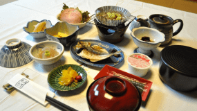 和定食の朝食です。飛騨高山名物自家製朴葉味噌が好評です