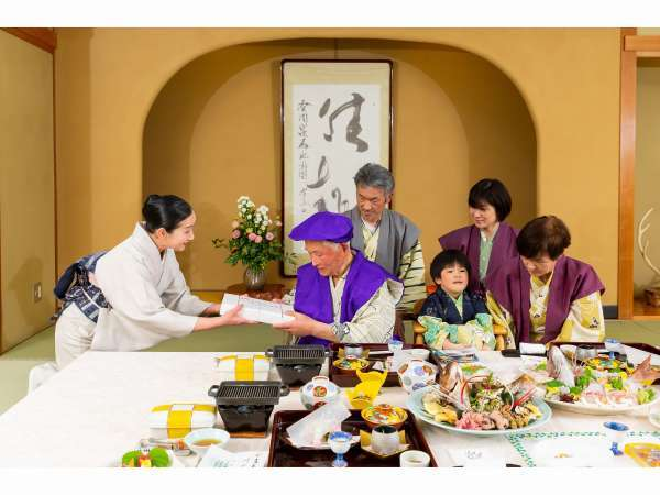 お祝い風景「お祝い品贈呈」 お祝い風景「お祝い品贈呈」