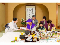 お祝い風景「お祝い品贈呈」