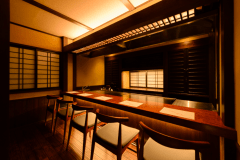 目の前の鉄板でシェフが調理し料理をご提供いたします。