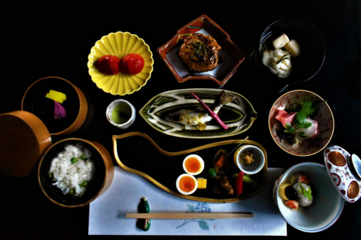 【夕朝食付・レイトアウト特典付】　“KUTSUROGI“ STAY お部屋で頂く京料理の老舗「瓢樹」の懐石コース