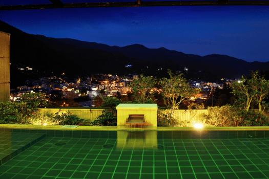 【風呂】8Fに位置する温泉街を見渡す展望露天風呂　花見月の湯