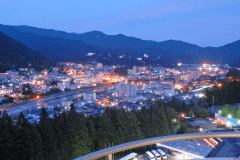 【部屋】新館和室街側12畳　温泉街を望む広々とした和室　13Fからの夜景の様子　※6F～13Fで、階層指定はできません