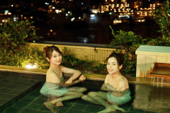 【風呂】8Fに位置する温泉街を見渡す展望露天風呂　花見月の湯