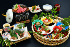 【料理】14品をギュッと凝縮した篭盛り膳　台の物は飛騨牛　ご提供回数を減らす工夫を施したコースです