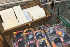 アメニティ（スイート）ポーラ最高峰「B.A」のフェイシャルクレンジングクリーム／フェイシャルウォッシュ／フェイシャルローション／フェイシャルエマルジョン。ボディソープやシャンプー、リンスもハイブランドのものをご用意。髭剃り／シェイビングフォーム／ヘアブラシ／ヘアゴム／コットン／綿棒／ヘアクリップ／シャワーキャップ／マウスウォッシュ等も通常客室とは異なるメーカーです。