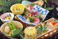 【料理】彩りも豊かな篭盛り　突き出しや前菜、お造り、煮物など