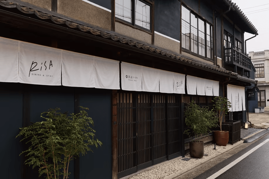 日本最古の港町に伝統と現代が溶け合う一棟貸しの宿が、静かに誕生致しました。