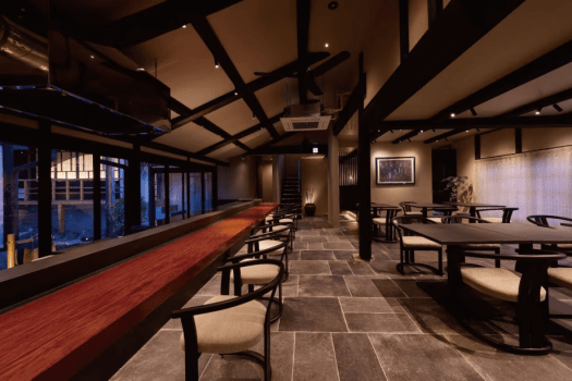 モダンな空間に坪庭のやわからい光が差し込むダイニング。