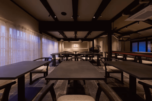 モダンな空間に坪庭のやわからい光が差し込むダイニング。