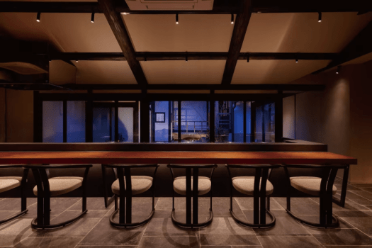 モダンな空間に坪庭のやわからい光が差し込むダイニング。