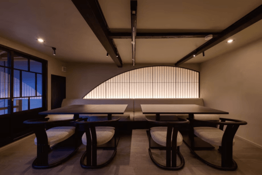 モダンな空間に坪庭のやわからい光が差し込むダイニング。