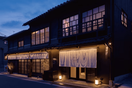 日本最古の港町に伝統と現代が溶け合う一棟貸しの宿が、静かに誕生致しました。