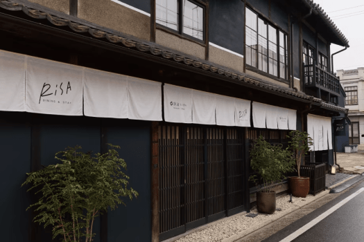 日本最古の港町に伝統と現代が溶け合う一棟貸しの宿が、静かに誕生致しました。