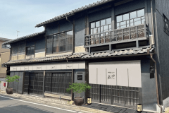 日本古来の美しさと、現代のモダンが融合した情景にとけこむ静かな宿。古の時代から残る風景や暮らし､音や香りに心癒されるひととき。