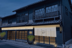 日本古来の美しさと、現代のモダンが融合した情景にとけこむ静かな宿。古の時代から残る風景や暮らし､音や香りに心癒されるひととき。